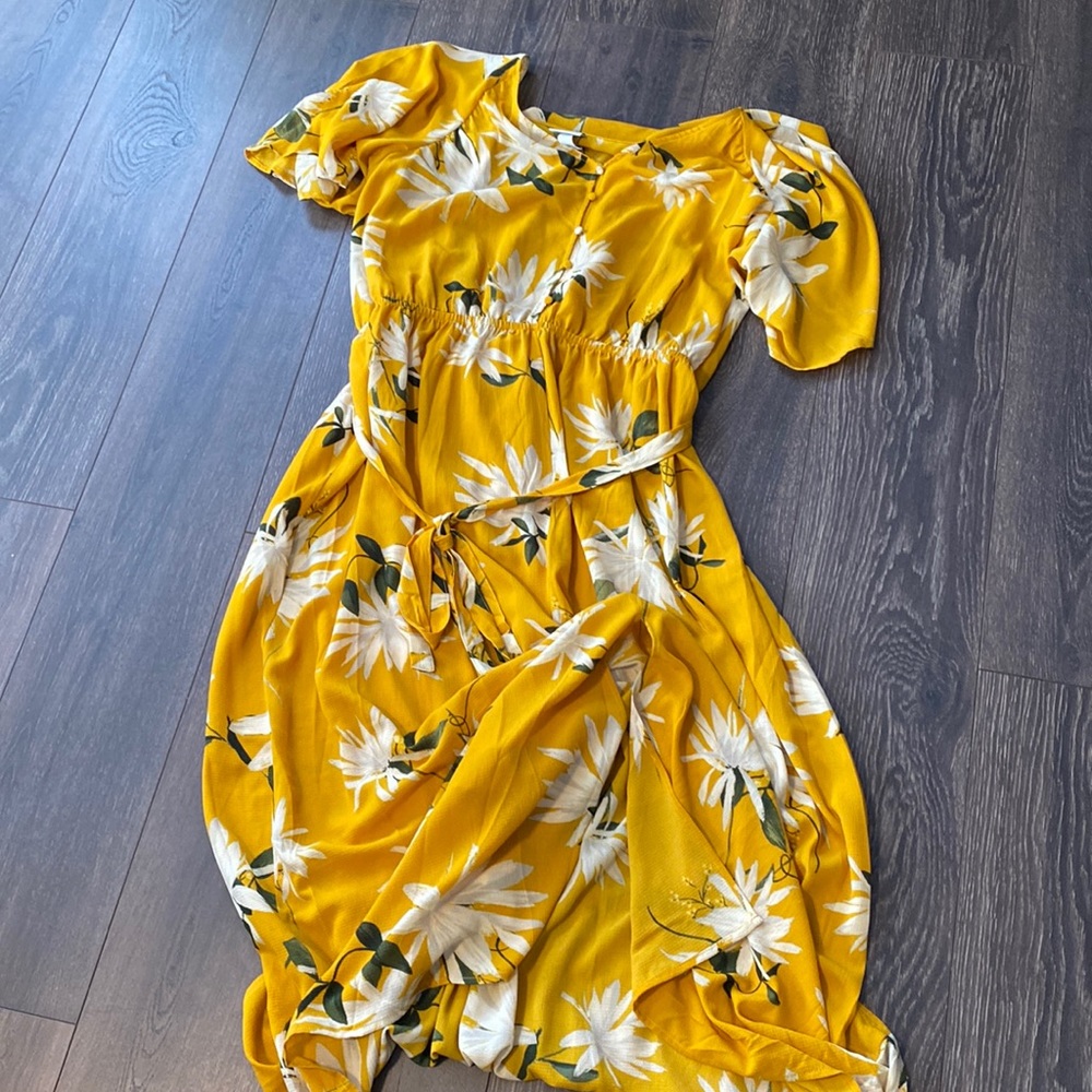 Beautiful Complimentary yellow Floral Dress size 2X Ava & Viv